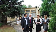 Sostinės mero Juozo Imbraso (antras i&scaron; kairės) vizitas į miesto lop&scaron;elius-darželius.