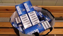 Nuo tilto numestos kontrabandinės cigaretės