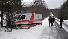 Į medį atsitrenkęs greitosios pagalbos automobilis