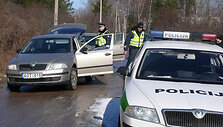 Į bendrovės &bdquo;Izobara&ldquo; būstinę važiuojančius automobilius krato policija