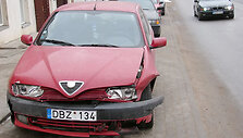 Sudaužytas automobilis Alfa Romeo, į kurį atsitrenkė bėgliai