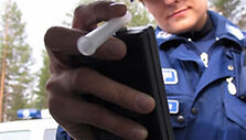 Suomijos policininkas nori patikrinti blaivumą