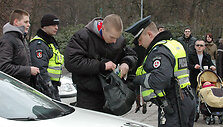 Policija tikrina būsimų eisenos dalyvių kuprines