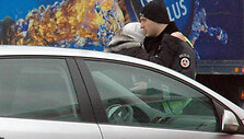 Po avarijos policininkai bandė paguosti su greitąja susidūrusią moterį