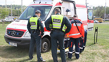 Policininkai ir medikai prie nukentėjusiojo