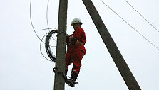 Į stulpą įlipęs elektrikas