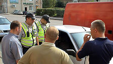 Policininkai baudžia pažeidėją