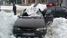 &Scaron;iauliuose sniego suniokotas automobilis