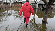 Ponia Irina brenda per užlietą kiemą
