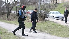 Gelbėtojai upės pakrantėje