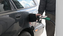 &Scaron;imtai, per brangiais degalais pasipiktinusių vairuotojojų, &scaron;e&scaron;tadienį įvairiuose Lietuvos miestuose savo automobiliais užkim&scaron;o degalines. 