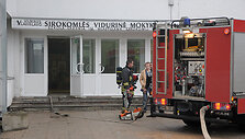 Ugniagesiai prie mokyklos