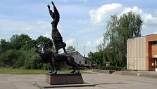 Liemenėlėmis &bdquo;papuo&scaron;ta&ldquo; skulptūra