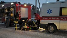 Ugniagesiai rūpinasi sužeistu jaunuoliu