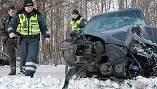 Policininkai apžiūri suniokotą automobilį &bdquo;Audi&ldquo;