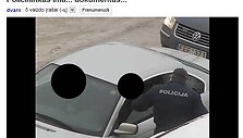 Policininkas tikrina BMW vairuotojo dokumentus