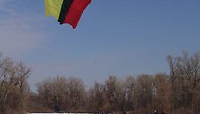 Lietuvos ir Ukrainos vėliavos keliamos vir&scaron; Kijevo