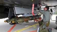 Prancūzų karys po orlaiviu Mirage 2000. Matyti prie lėktuvo pritvirtintos raketos