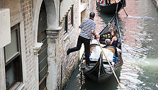 Plaukioti gondolomis po Venecijos kanalus yra gana brangus malonumas (apie 80 eurų)