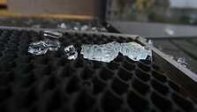 Nusikaltėliai i&scaron;daužė pagrindinių durų stiklą