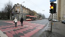 Vairuotojai baiminasi, kad pradėję veikti Antakalnio žiede įrengti &scaron;viesoforai  apsunkins eismą ir įne&scaron; sumai&scaron;ties, kurios nepadės i&scaron;spręsti net Kelių eismo taisyklės. 