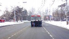 Kam reikia elektros, jei studentai troleibusą gali pastumti? 