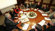 Kaip padėti i&scaron;spręsti finansinio nepritekliaus problemas sporto įstaigoms trečiadienį diskutuota prie apskritojo stalo. 