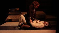 Pajūryje gastroliuojantis Kauno dramos teatras pristato ir vieną i&scaron; praėjusio sezono premjerų &ndash; spektaklį &bdquo;Smulkūs vedybiniai nusikaltimai&ldquo;