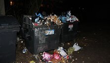 Valdininkai ir verslininkai nesugalvoja, kaip apmokestinti atliekų i&scaron;vežimą, todėl gyventojai už atliekas moka pagal būsto plotą. 