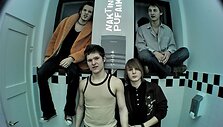 Žemaičiuoti nebijančių jaunuolių kuriama muzika į jų koncertus susirinkusius klausytojus priverčia &scaron;ėlti. 