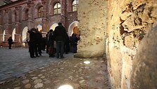 Vienuolyno požemiuose anksčiau buvo palaidota per &scaron;imtas miestelėnų, tačiau ją restauravus, palaikai buvo perkelti į &scaron;ventorių. 
