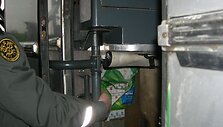 Muitininkai cigaretes aptiko autobuso &bdquo;miegamajame&ldquo; įrengtoje slėptuvėje.