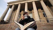 Perfotografuoti knygas Martyno Mažvydo bibliotekoje draudžiama, tačiau studentai draudimų nepaiso. 