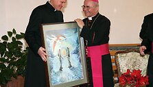 S.Tamkevičius (de&scaron;inėje) jubiliejaus proga gavo daugybę įvairiausių dovanų. 