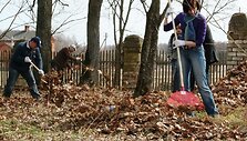 Akcijoje &bdquo;Darom&ldquo; dalyvavę Lietuvos ir užsienio diplomatai kartu su &Scaron;alčininkų rajono vadovais tvarkė Ja&scaron;iūnų dvaro aplinką.