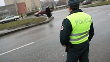 Kauniečių, itin judrią gatvę kirtusių ne per perėją, negąsdino net ir kitoje kelio pusėje stovėję pareigūnai. 