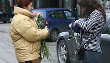 Gėles pardavinėjančių moterų įkyriai atakuojamus kauniečius pareigūnai ragina akylai saugoti savo turtą.