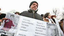 Prie savivaldybės susirinkę protestuotojai reikalavo neatimti Partizanų gatvėje esančiose patalpose įkurto dienos centro.