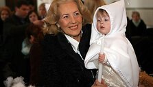 Dalia Tei&scaron;erskytė su globos namų auklėtiniu ant rankų.
