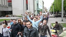 ) &bdquo;Kaunas &ndash; studentų miestas, todėl natūralu, kad daugeliui jis primena pirmąsias meiles. Apie tai ir bus naujasis serialas. Jis pasakos jaunų žmonių ir jų artimųjų istorijas&ldquo;, &ndash; sakė televizijos prodiuserius R.Skaisgirys.