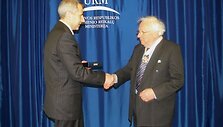 Užsienio reikalų ministras Vygaudas U&scaron;ackas apdovanojo Gabrielių Žemkalnį (de&scaron;inėje).