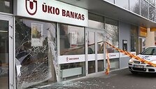 Į banką plė&scaron;ikai įvažiavo atbuline eiga. Tuo pačiu keliu tik jau su pinigais jie ir pasi&scaron;alino.
