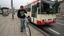 Nesusitarus su troleibuso ar autobuso vairuotoju, vilniečiams teka minti dviratį ir į statų kalną, ir užklupus lietui.