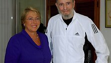 Anksčiau vasarį F.Castro ir Čilės prezidentės Michelle Bachelet nuotrauka.