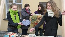 Iki mugės pradžios Vilniaus dailės akademijos dirbtuvėse virė pasiruo&scaron;imo darbai, o spėję juos pabaigti studentai jau ketvirtadienį demonstravo prekes, daugelio kurių kainas juokaudami ketino nustatyti &bdquo;pagal pirkėjo akis&ldquo;.