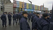 Olandų policininkai evakuoja parduotuvių rajoną.