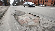 Pra&scaron;vitus pavasario saulei duobės Kauno gatvėse pradėjo &bdquo;dygti&ldquo; tarsi grybai po lietaus.