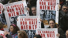 Protestuotojai laikė plakatus su užra&scaron;ais &bdquo;Camorra nieko neverta&ldquo;.