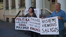 Keli verslininkai piktindamiesi naująja &scaron;iuk&scaron;lių rinkliava piketavo prie&scaron; Klaipėdos savivaldybę.