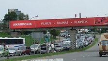 Ties Naująja perkėla nusidriekė automobilių eilės.